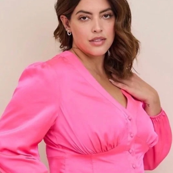 Torrid Size 26 / 4XL Barbie Pink Satin Blouse NWT - Picture 2 of 6